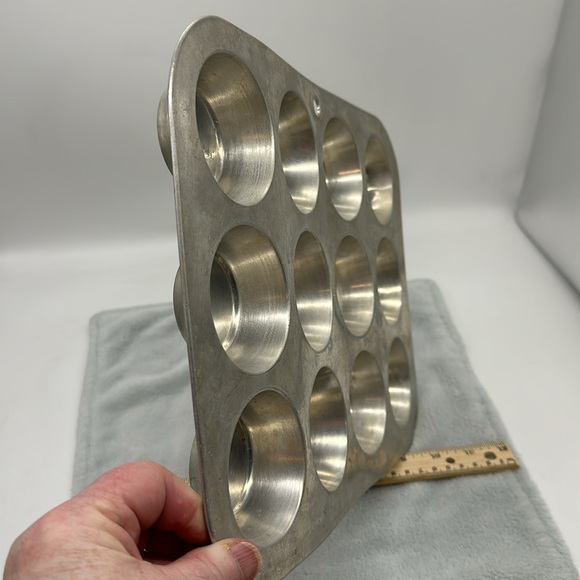 Muffin-Cupcake Vintage Pan Aluminum 12slots/Regular Size - Picture 5 of 8